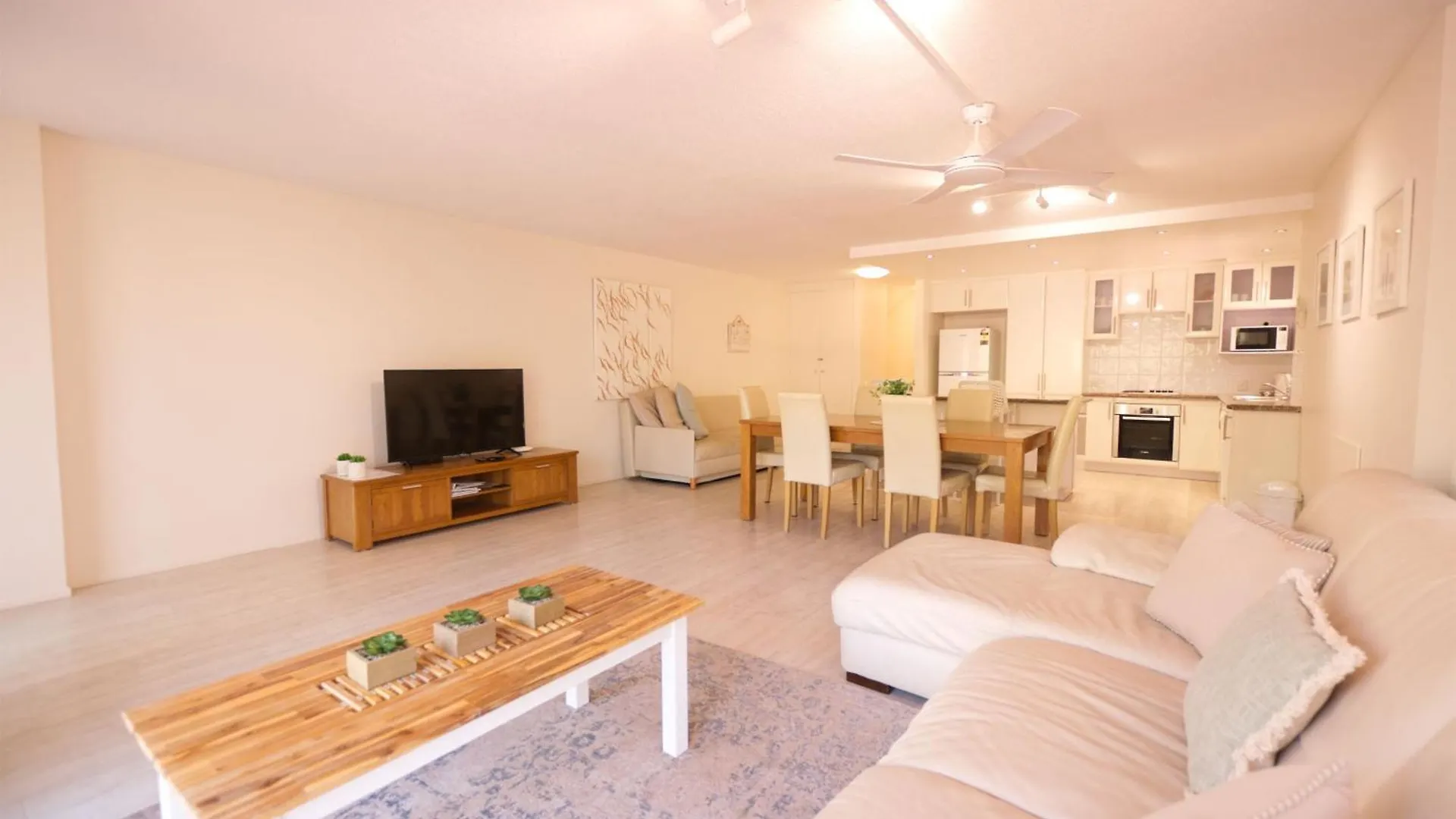 *** Aparthotel Raintrees Moffat Beach Australia