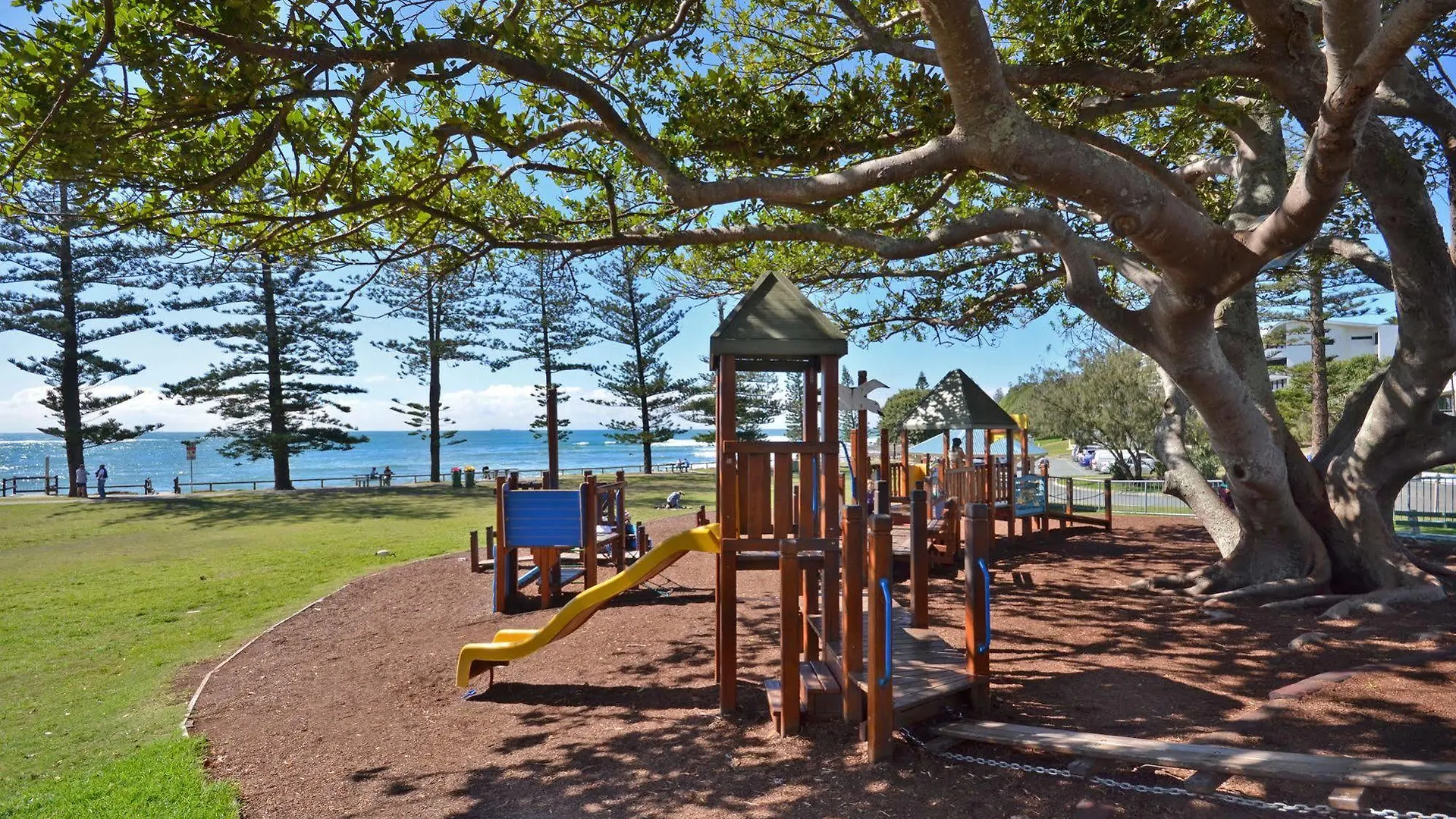 Raintrees Moffat Beach Aparthotel